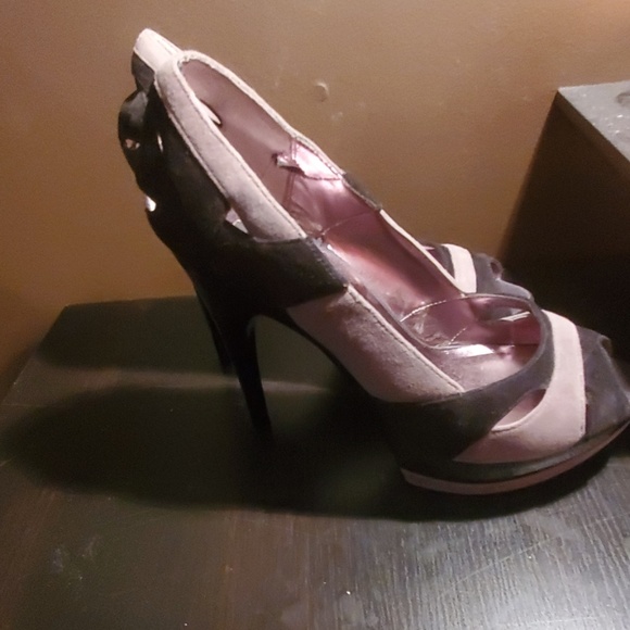 Black and gray seude heels - Picture 4 of 5